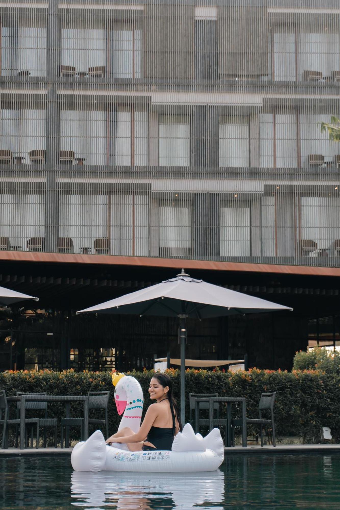 Radisson Resort And Spa Lonavala Buitenkant foto The hotel's exterior